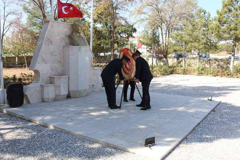 29 Ekim Cumhuriyet Bayramı kutlama töreni Kaymakamlık ve Belediye Başkanlığı çelenk sunumu ile başladı.  1♾️.Yıl 🇹🇷